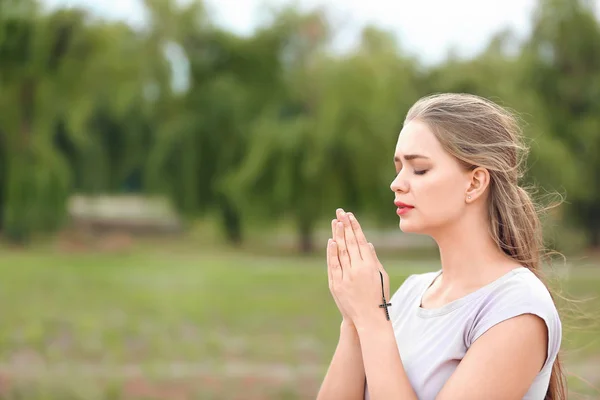 Młoda kobieta modląca się do Boga na zewnątrz — Zdjęcie stockowe