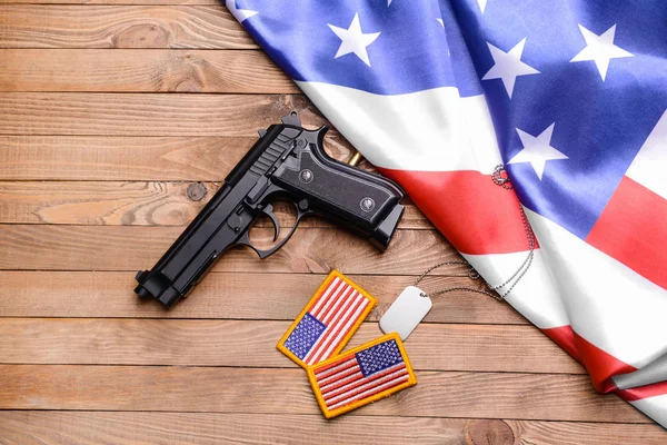 Gun, militär hund tagg, vinklar och USA flagga på trä bakgrund — Stockfoto