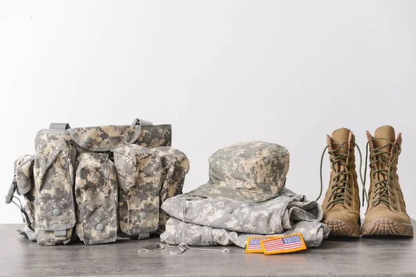 Katonai egyenruha a világos hátterű asztalra — Stock Fotó