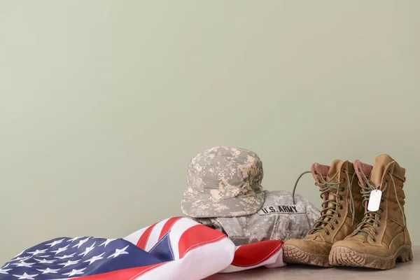 Military uniform and USA flag on table — Stock Photo, Image