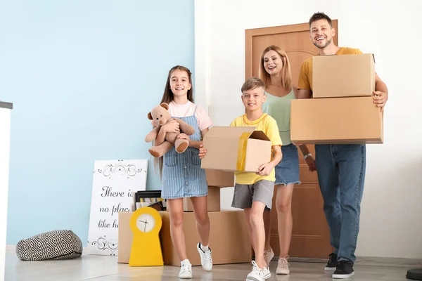 Famiglia felice con gli effetti personali nella loro nuova casa — Foto Stock