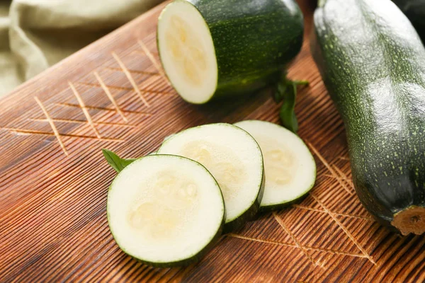 Frisch geschnittene Zucchini auf Holzbrett — Stockfoto