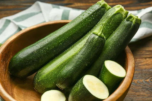Bowl with fresh zucchini on table, closeup — Stock Photo, Image