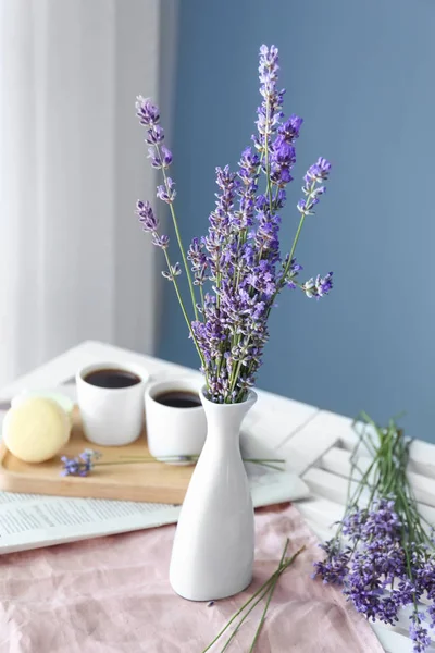 Piękne kwiaty lawendy w wazonie na stole w pokoju — Zdjęcie stockowe