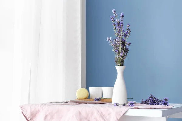 部屋のテーブルの上に花瓶の美しいラベンダーの花 — ストック写真