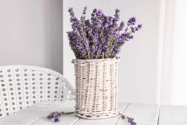 Odada ki vazoda güzel lavanta çiçekleri