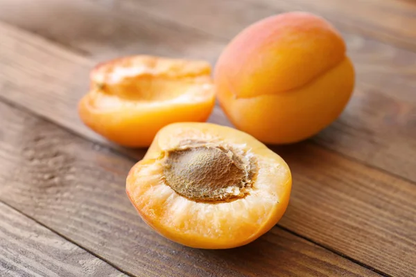 Tasty ripe apricots on wooden table, closeup — Stock Photo, Image