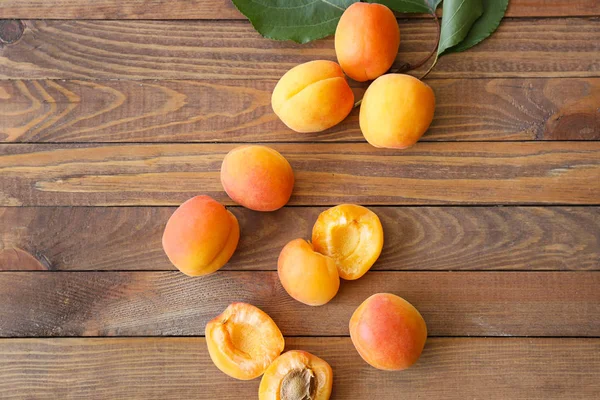 Ahşap masada lezzetli olgun kayısı