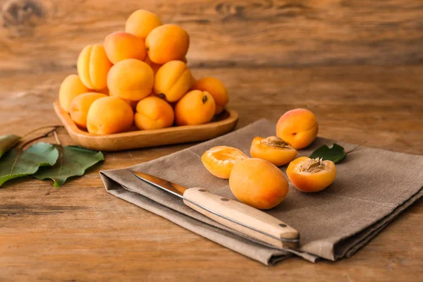 Savoureux abricots mûrs sur table en bois — Photo