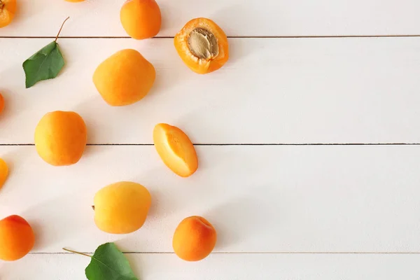 Смачні стиглі абрикоси на білому дерев'яному столі — стокове фото