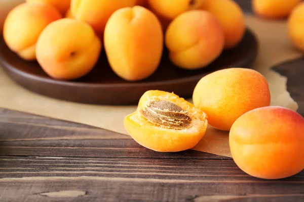 Tasty ripe apricots on wooden table, closeup — Stock Photo, Image