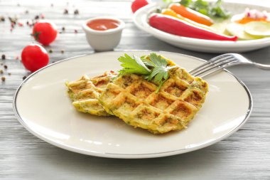 Plaka ile lezzetli kabak waffle ahşap tablo
