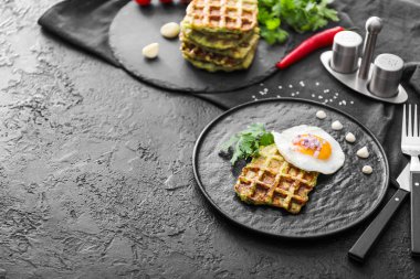 Lezzetli kabak waffle ve koyu masada kızarmış yumurta ile Plaka