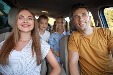 Mutlu aile arabayla seyahat ediyor.