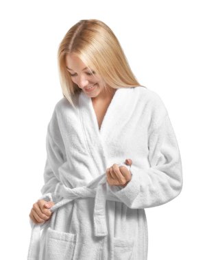 Beyaz zemin üzerine bornoz güzel genç kadın