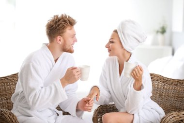 Evde bornoz mutlu genç çift Sabah