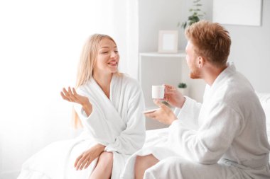 Yatak odasında mutlu genç çift Sabah