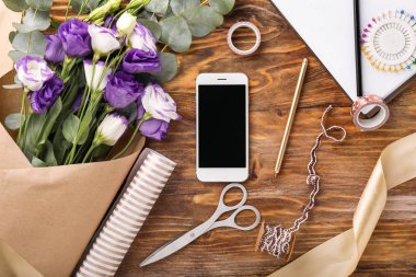 Çiçekçi işyerinde modern cep telefonu ve aksesuarları