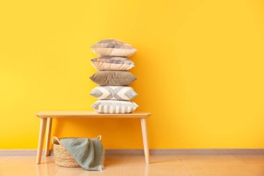 Renk duvara yakın yastık ve sepet yığını ile Tablo