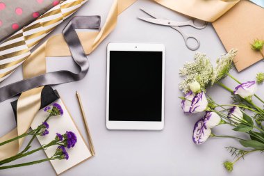 Modern tablet bilgisayar ve çiçekçi işyerinde aksesuarlar