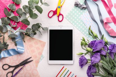 Modern tablet bilgisayar ve çiçekçi işyerinde aksesuarlar