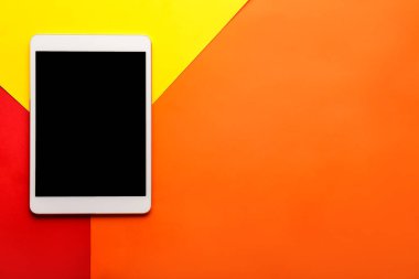 Renk arkaplanı üzerine modern tablet bilgisayar