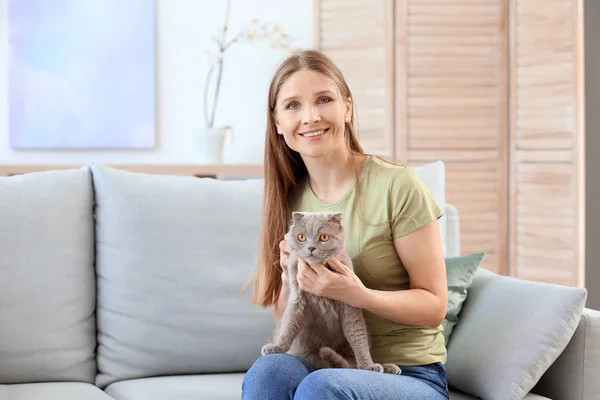 Evde sevimli kedi ile güzel kadın — Stok fotoğraf