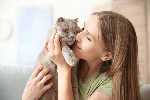 Bella donna con gatto carino a casa — Foto Stock