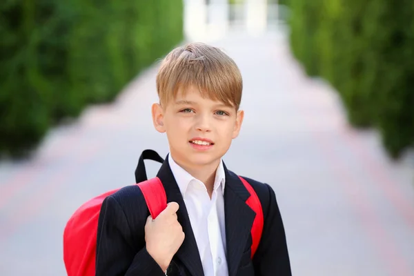 Mignon petit élève après les cours à l'extérieur — Photo