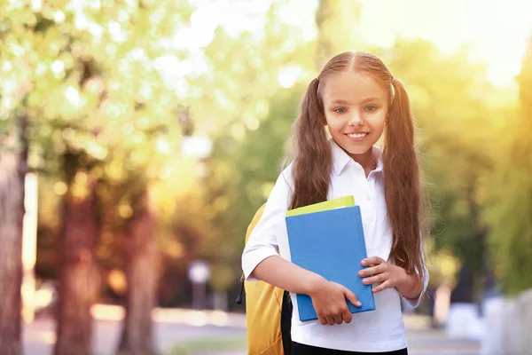 Carino piccola studentessa dopo le lezioni all'aperto — Foto Stock