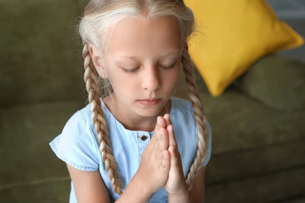 Little girl praying at home — Stock Photo, Image