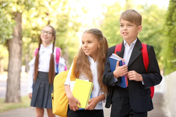 Lindos pequeños alumnos después de clases al aire libre — Foto de Stock