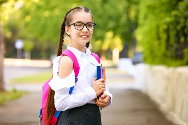 Carino piccola studentessa dopo le lezioni all'aperto — Foto Stock