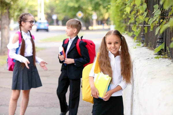 Carino piccoli alunni dopo le lezioni all'aperto — Foto Stock