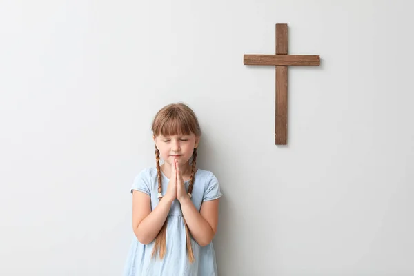 Lilla flickan be på ljus bakgrund — Stockfoto