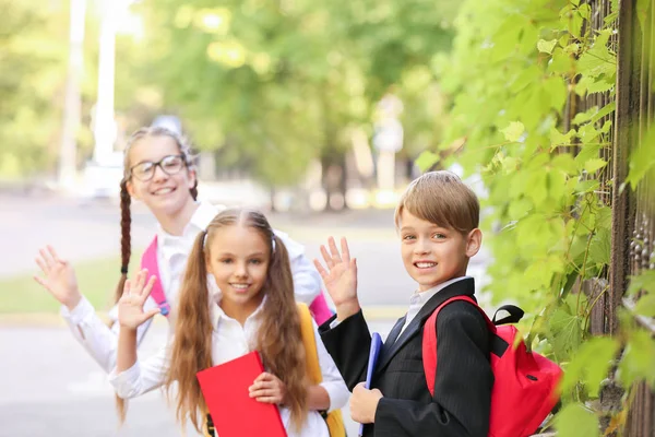 Lindos pequeños alumnos después de clases al aire libre — Foto de Stock