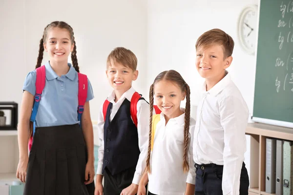 Leuke kleine leerlingen in de klas — Stockfoto