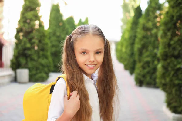 Carino piccola studentessa dopo le lezioni all'aperto — Foto Stock