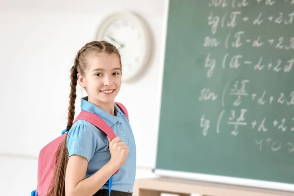 Bonita colegial na sala de aula — Fotografia de Stock