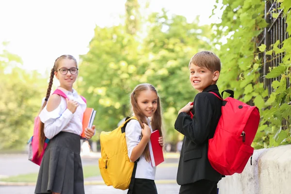 Nette kleine Schüler nach dem Unterricht im Freien — Stockfoto