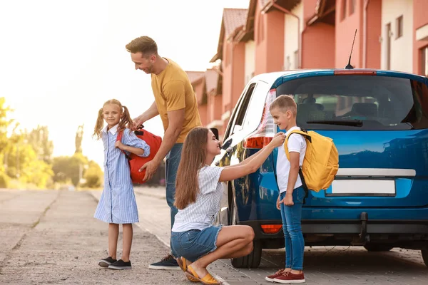 I genitori dicono addio ai loro figli vicino alla scuola — Foto Stock