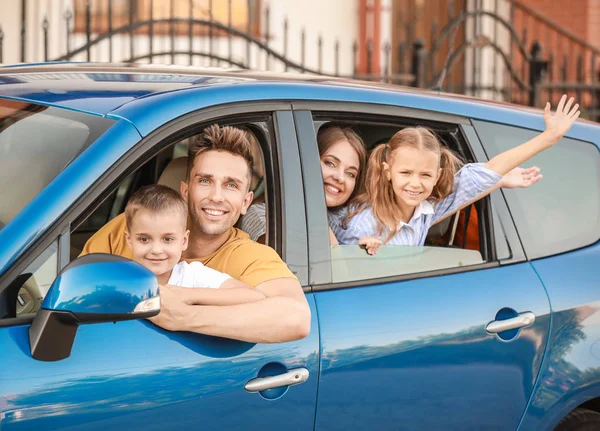 Famiglia felice che viaggia in auto — Foto Stock
