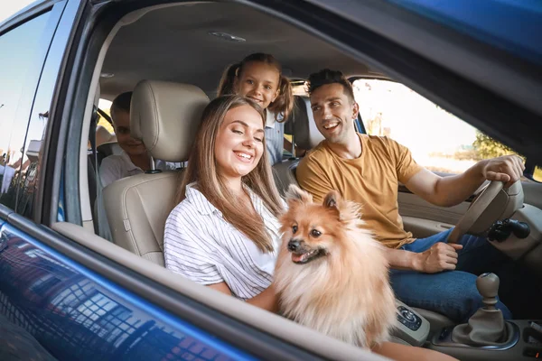 Gelukkige familie met hond reizen met de auto — Stockfoto