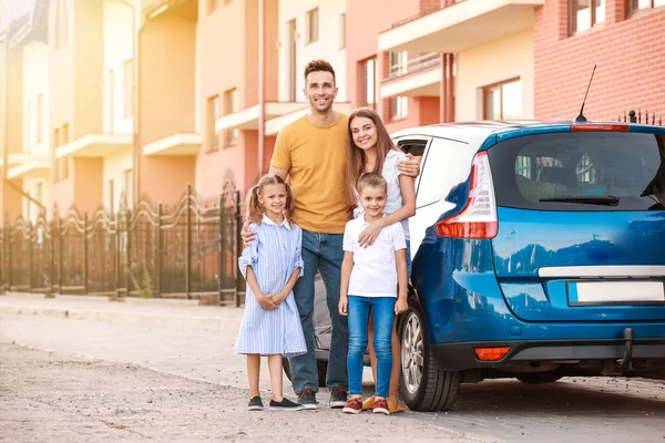 Família feliz perto de carro ao ar livre — Fotografia de Stock