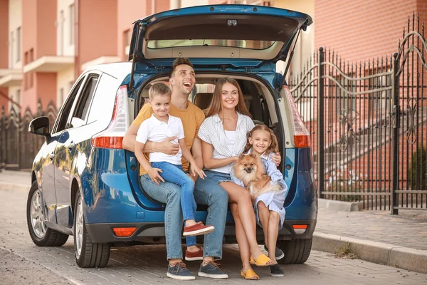 屋外で車の近くの幸せな家族 — ストック写真