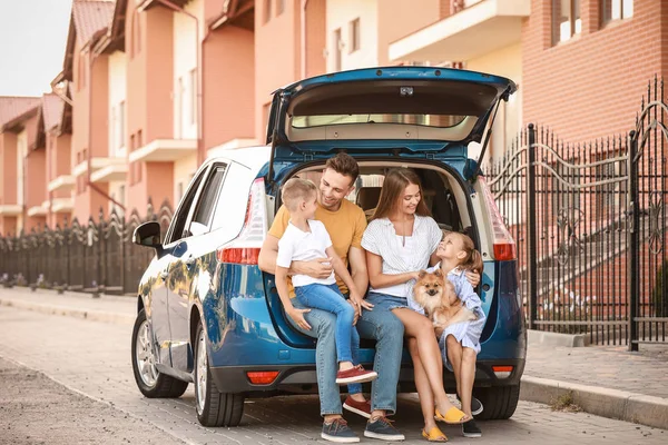 Famiglia felice vicino auto all'aperto — Foto Stock