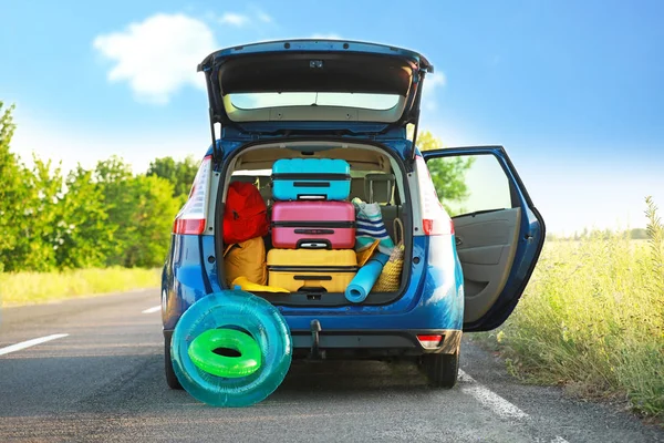 Carro moderno com bagagem ao ar livre — Fotografia de Stock