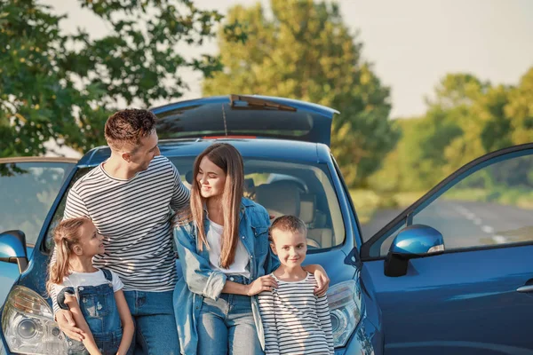 Família feliz perto de carro ao ar livre — Fotografia de Stock