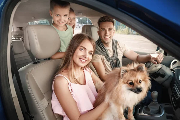 Szczęśliwa rodzina z psem podróżujących samochodem — Zdjęcie stockowe