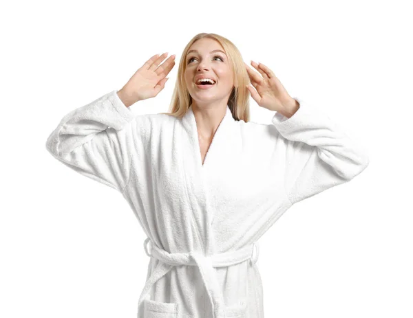 Mooie jonge vrouw in badjas op witte achtergrond — Stockfoto